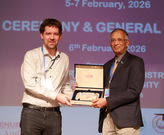 Preisverlehung Prof. Max Hansmann receives the award certificate from the president of the Chemical Research Society of India.
