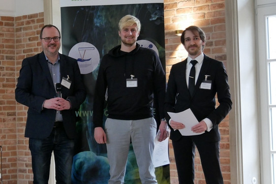 Picture of PhD student Philip Punt with his poster price at the RESOLV Klausurtagung 2019.