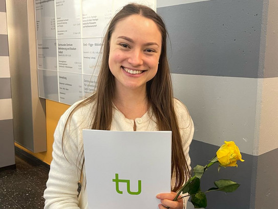 Laura Neukirch with the price for her talk at the “Tag der Chemie”