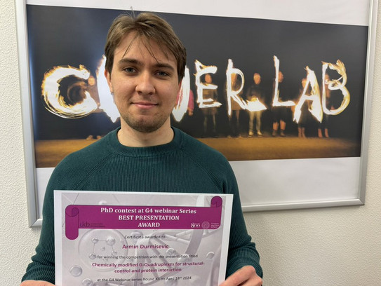 Picture of Armin Durmisevic with his price from the G4 webinar series.