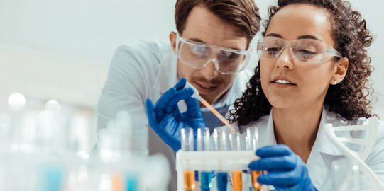 Studierende der Chemischen Biologie Studentin und Student beim Experimentieren