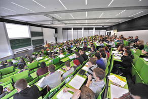 Students in the lecture hall_02 Students sitting in a lecture in the lecture hall.