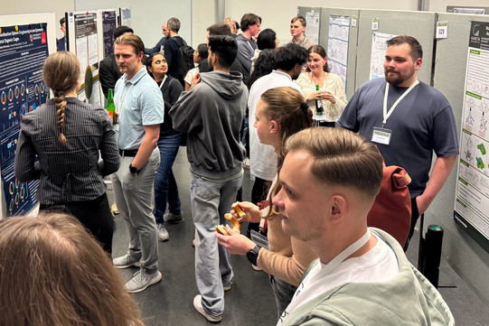 Postersession Konferenzteilnehmer beim Betrachten der Poster