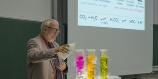 Prof. Carsten Strohman Prof. Strohmann bei einem Experiment